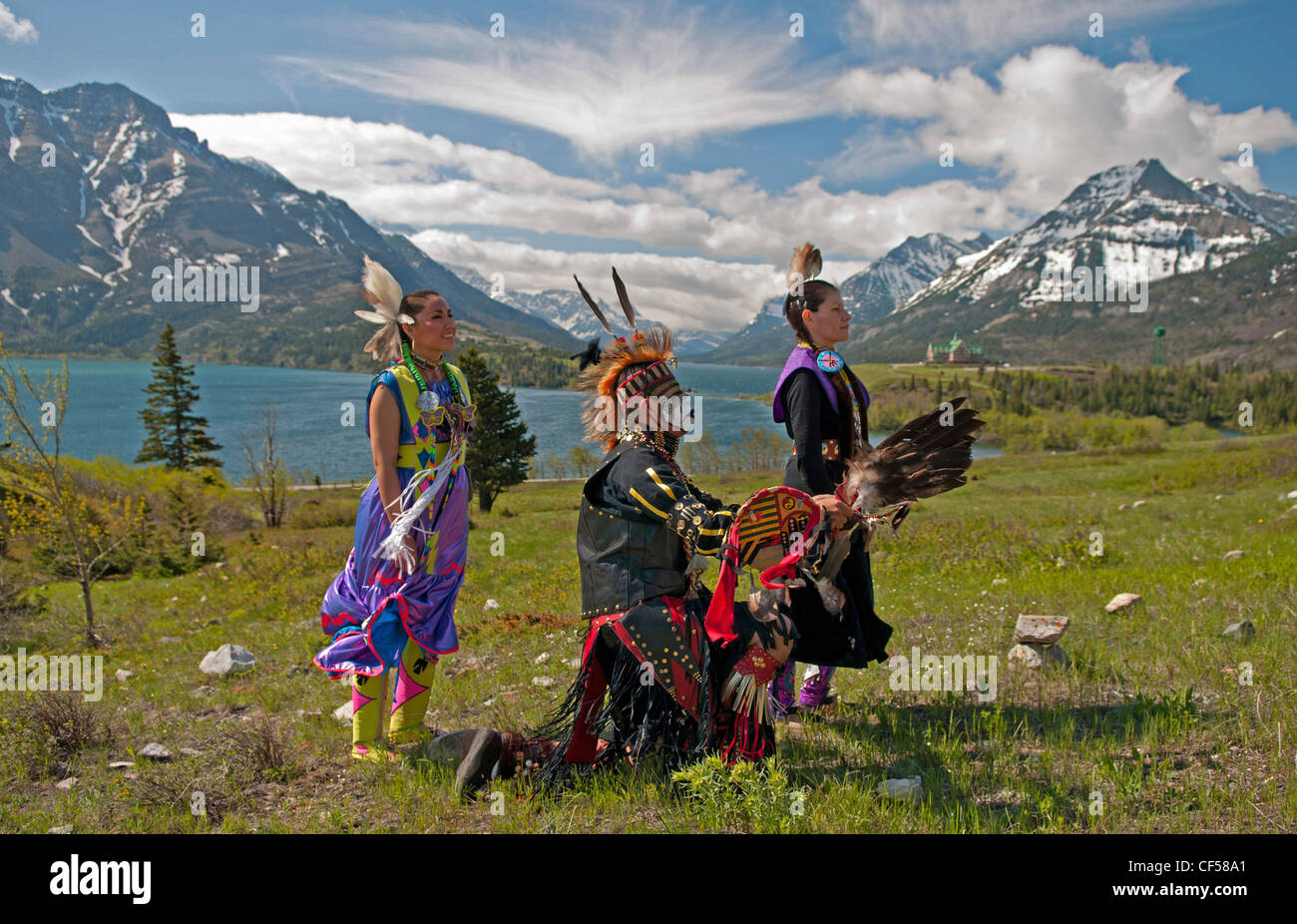 Waterton Lakes NP Blackfoot Indianer gekleidet für ein Pow-Wow mit Middle und Upper Waterton Lakes der Rocky Mountains und die Stockfoto