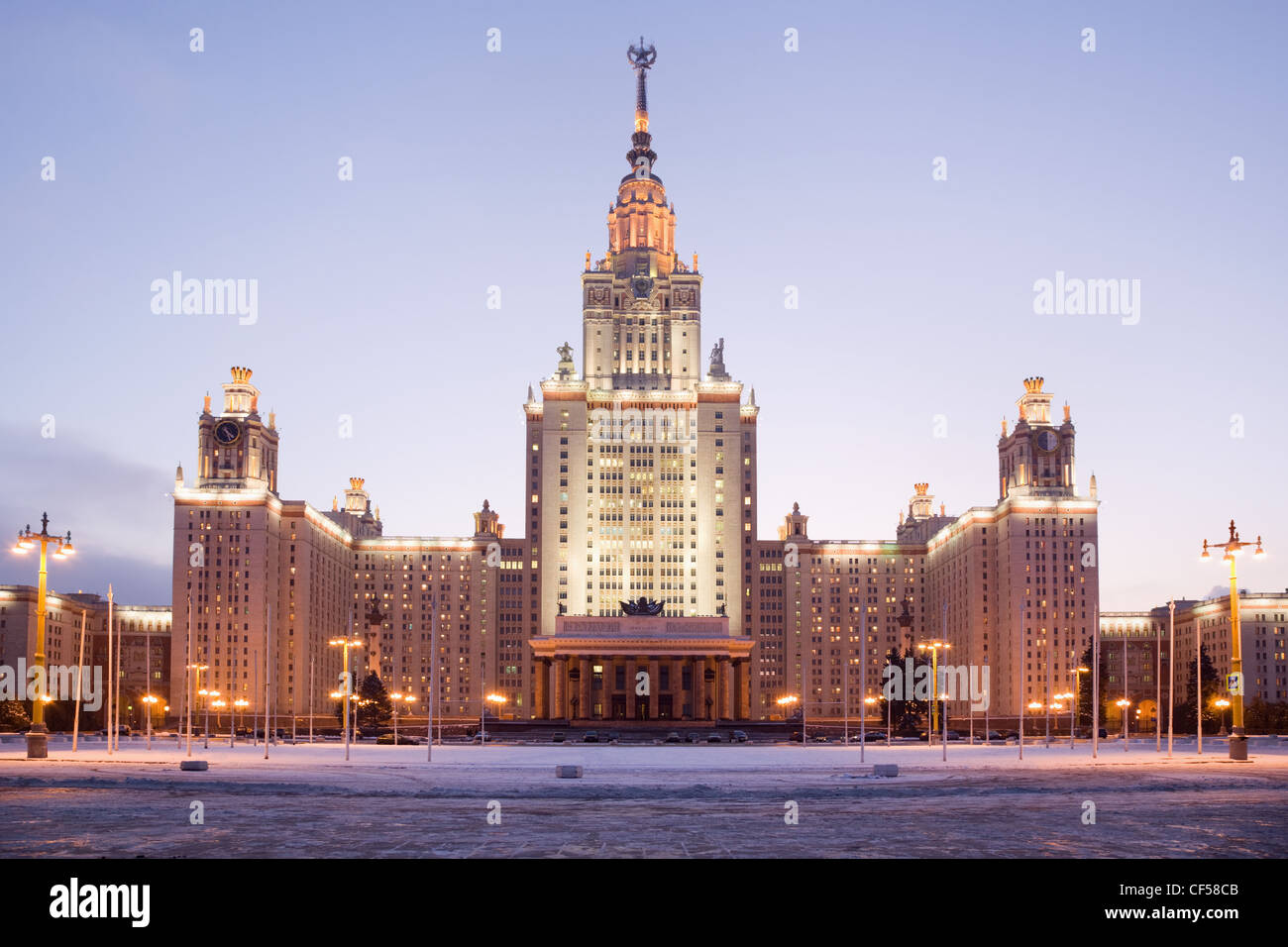 Moskau Landesuniversität. Ansicht der Fassade. Abenddämmerung im winter Stockfoto