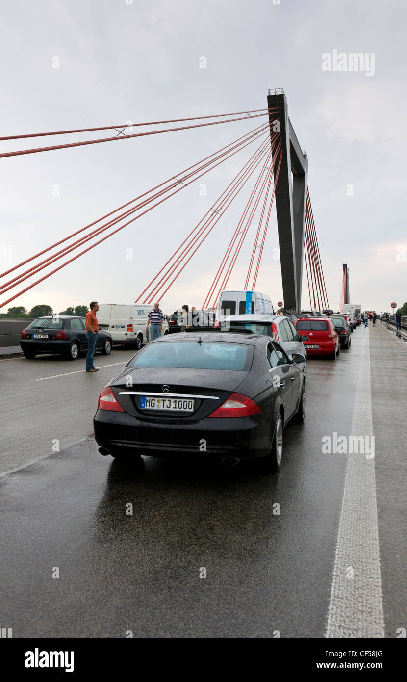 Verkehr auf der Autobahnbrücke, Deutschland. Stockfoto