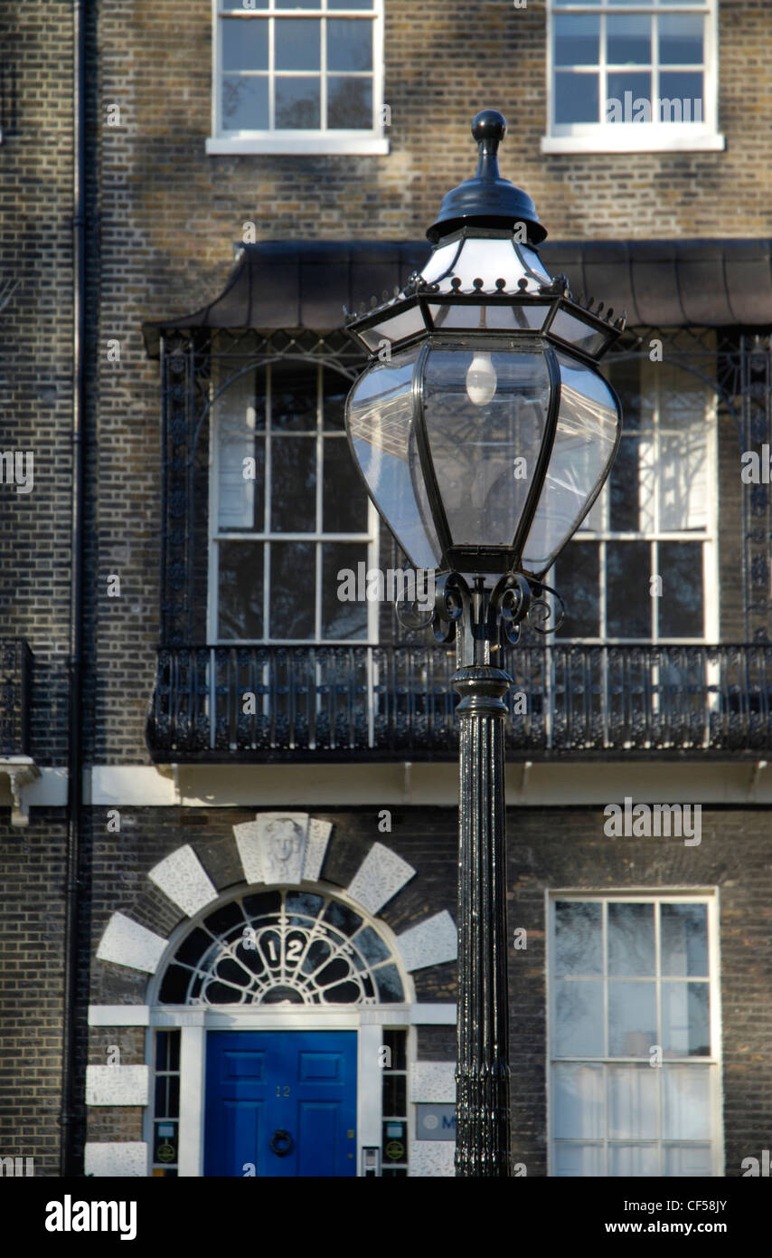 Haus und alte Gaslampe in Bedford Square. Stockfoto
