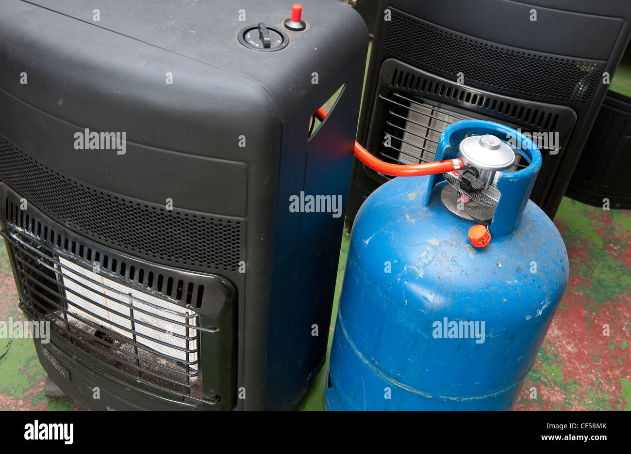 Mobile Heizung von Butan-Gas in einem blauen Calor LPG Zylinder angetrieben  wird Stockfotografie - Alamy