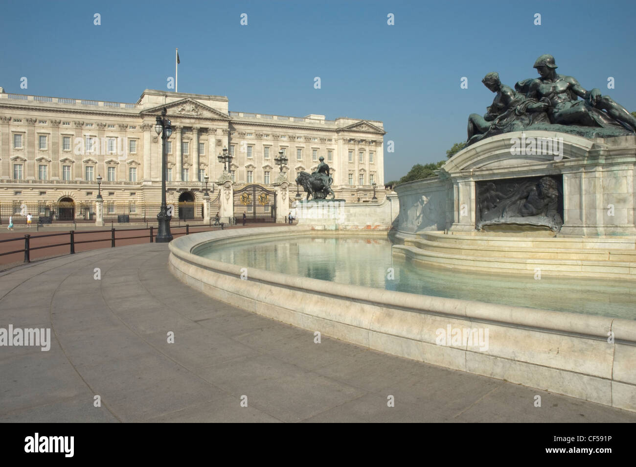 Mit Blick auf das Wasser das Victoria Memorial in Richtung Buckingham Palast. Stockfoto