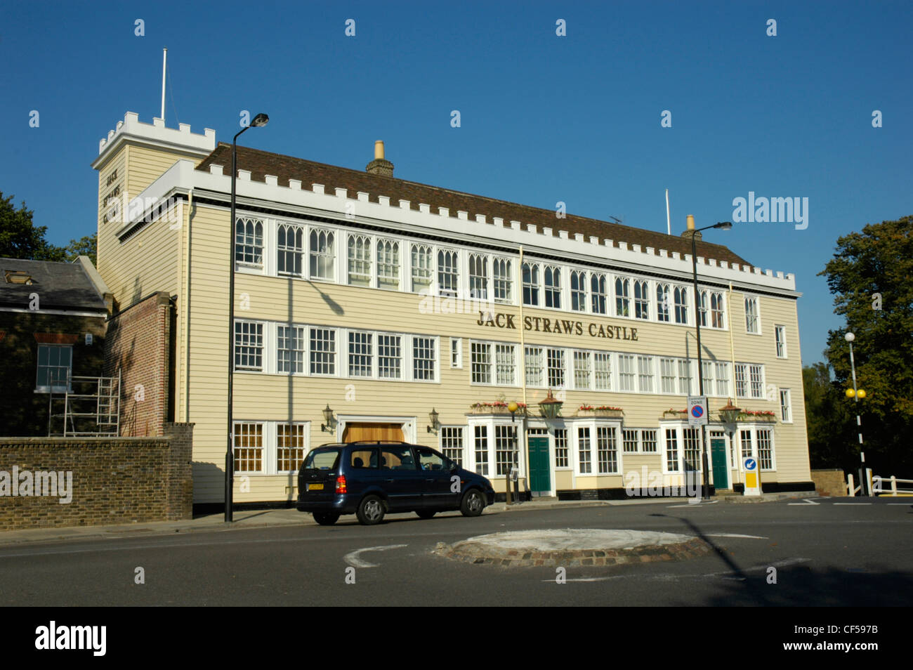 Ein Auto geparkt außerhalb Jack Straws Castle Apartments in der Nähe von Hampstead Heath. Stockfoto