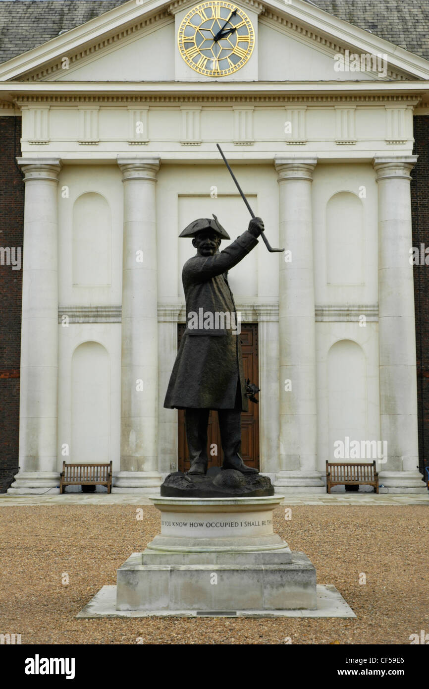 Eine Statue von Chelsea Rentner vor dem Eingang zum Royal Hospital Chelsea. Stockfoto