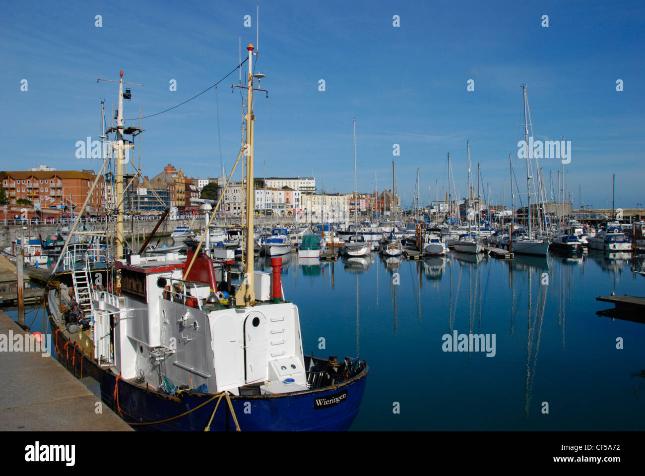 Fischkutter und Yachten vor Anker im Hafen von Ramsgate Royal. Stockfoto