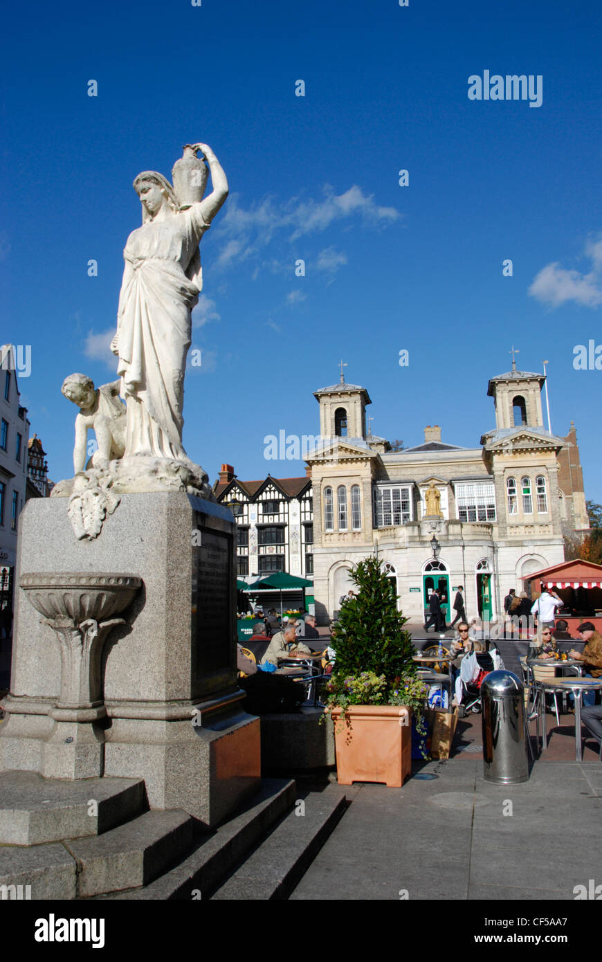 Ein sonniger Tag am Marktplatz in Kingston upon Thames. Stockfoto