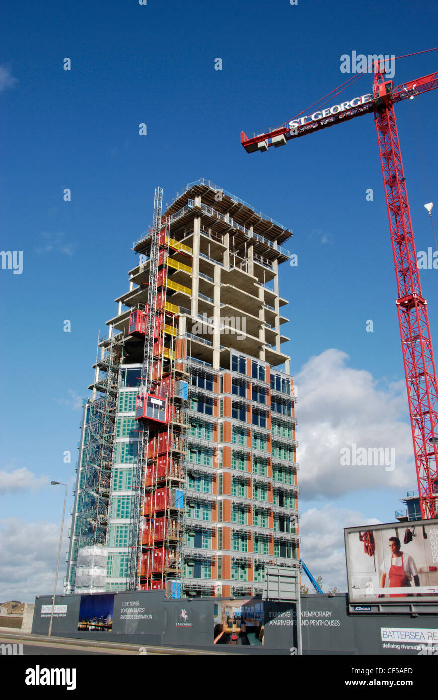 Blick auf den Bau eines Wohn-Wohnung-Turms in Battersea Reichweite. Stockfoto