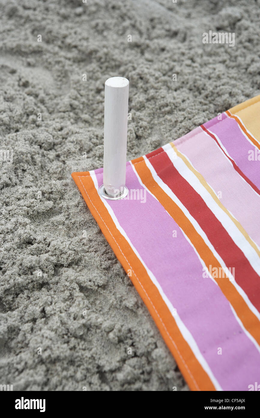 Bereit zum Picknick holen Sie sich Readysunny Tage, so können Sie die meisten Ihrer Zeit im freien gestreifte Picknickdecke am Strand verbringen, Stockfoto
