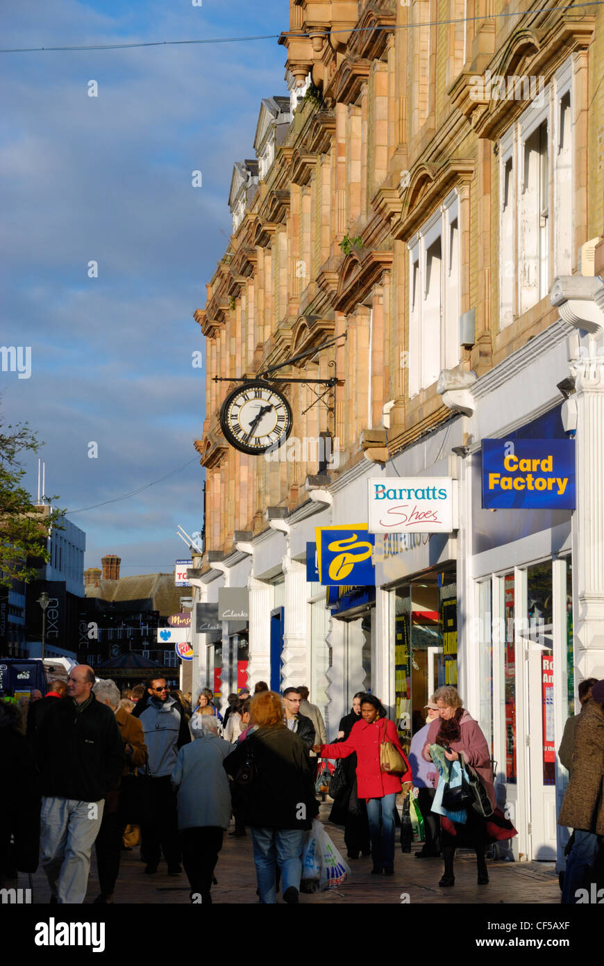 Käufer außerhalb Ladenfronten in Bromley High Street. Stockfoto