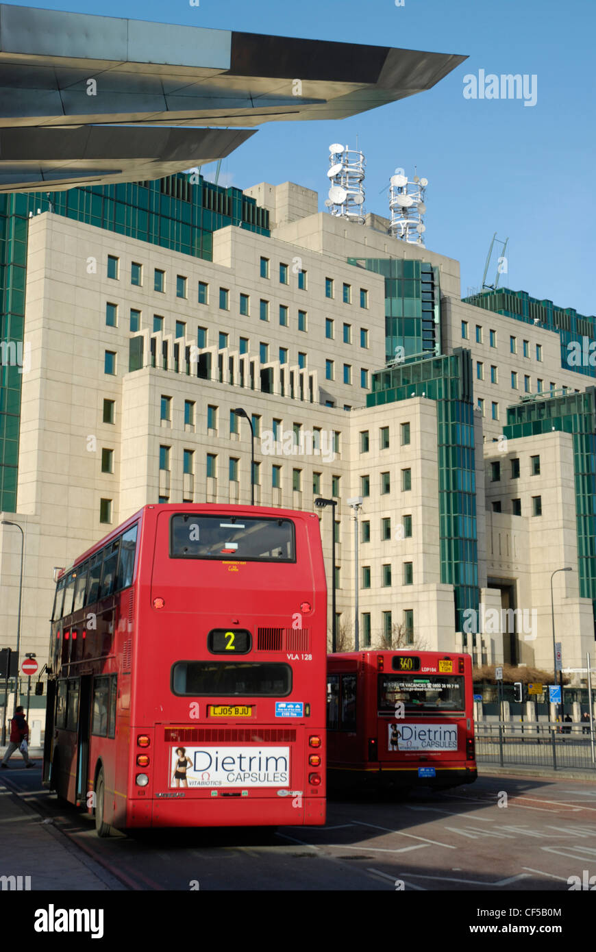 Busbahnhof Vauxhall Cross und der MI6 Hauptquartier. Stockfoto