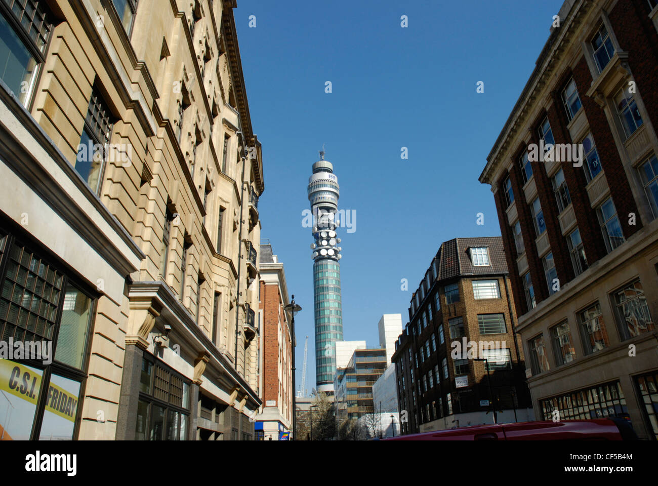 Blick entlang New Cavendish Street mit der British Telecom Tower in der Ferne. Stockfoto