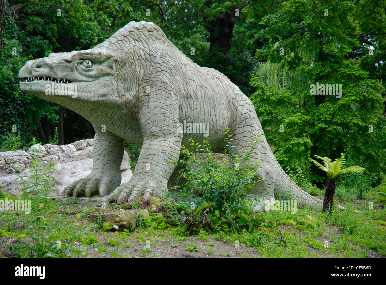 Megalosaurus Dinosaurier Statue im Crystal Palace Park Stockfoto