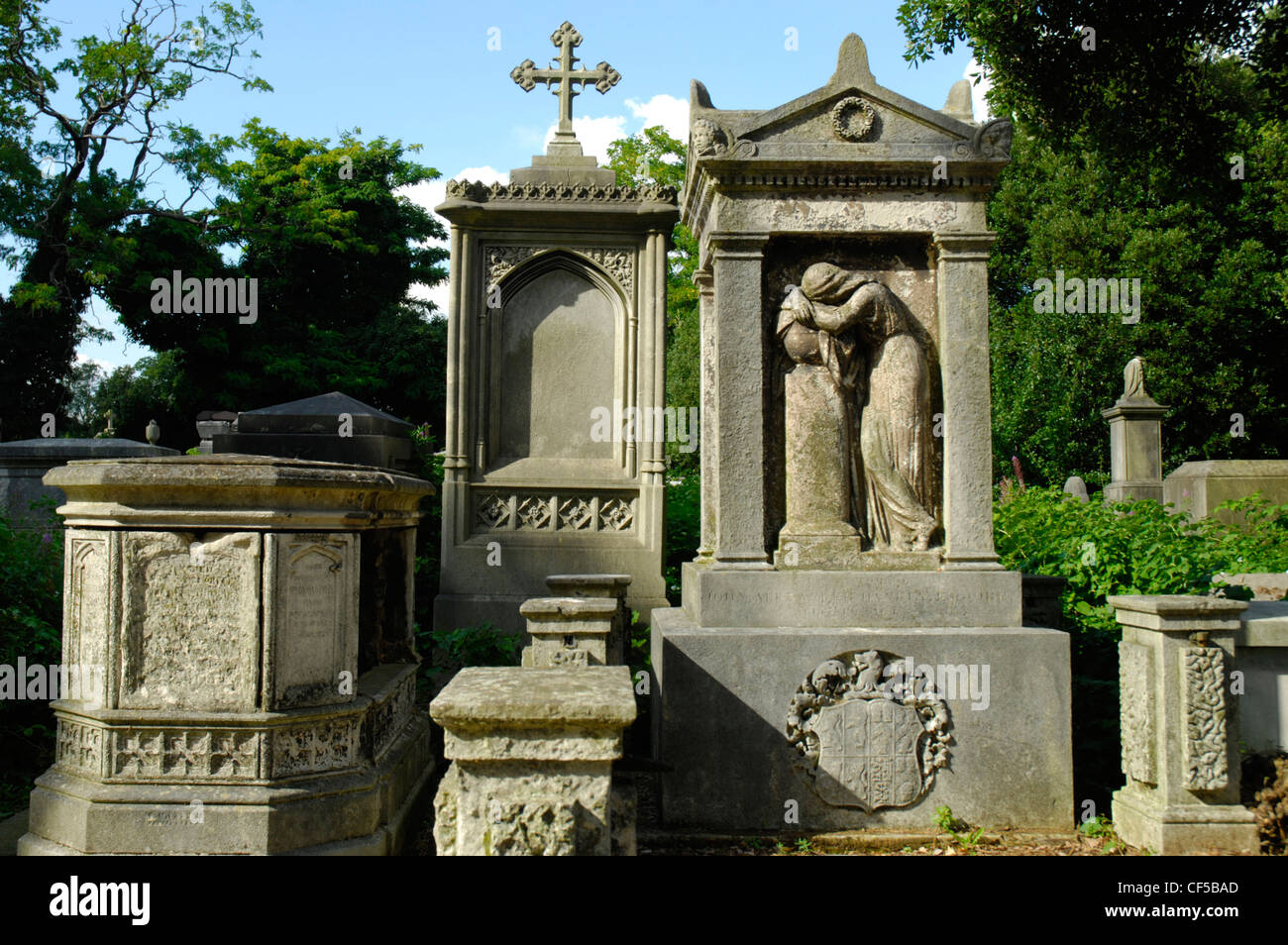 Aufwendige Grabsteine auf dem Kensal Green Cemetery. Stockfoto
