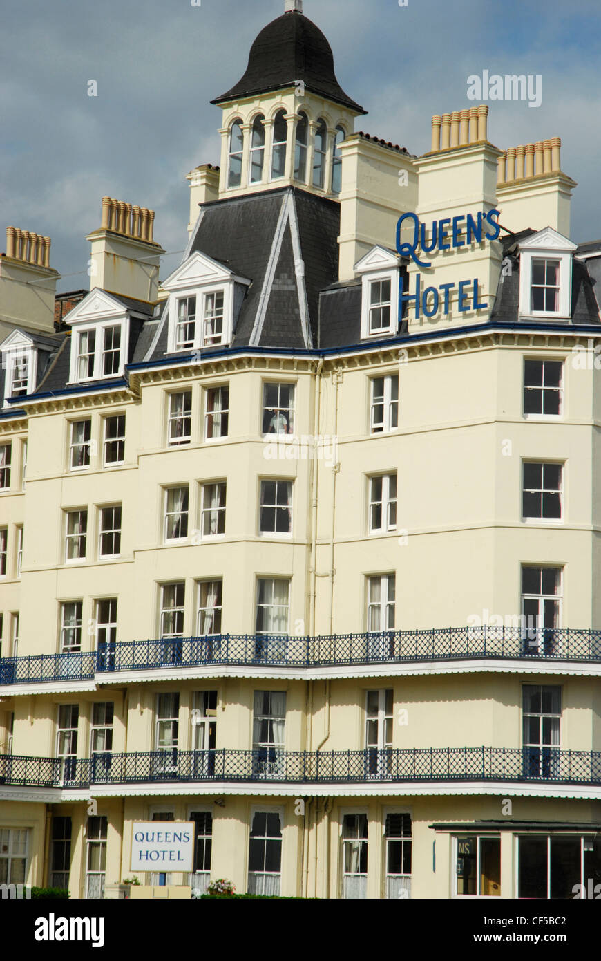 Die Fassade des im Queens Hotel an der Uferpromenade in Eastbourne. Stockfoto