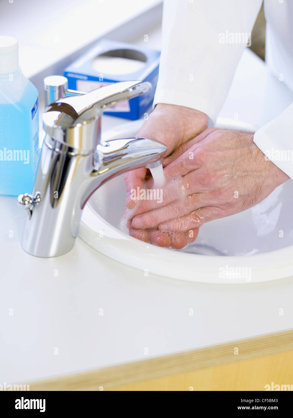 Deutschland, Hamburg, Arzt waschen Hände mit Wasser, Nahaufnahme Stockfoto