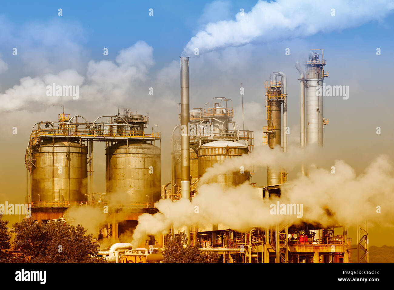 Verschmutzung durch petrochemische Fabrik in der Nähe von Guadarranque, Provinz Cadiz, Spanien. Stockfoto
