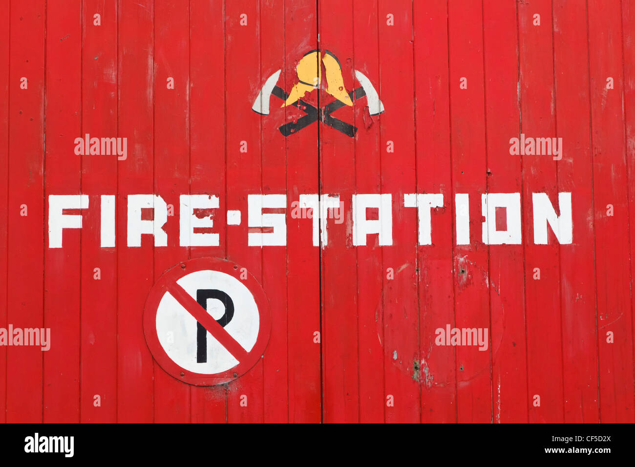 MACROOM, County Cork, Irland. Schild an Feuerwache Tür. Stockfoto