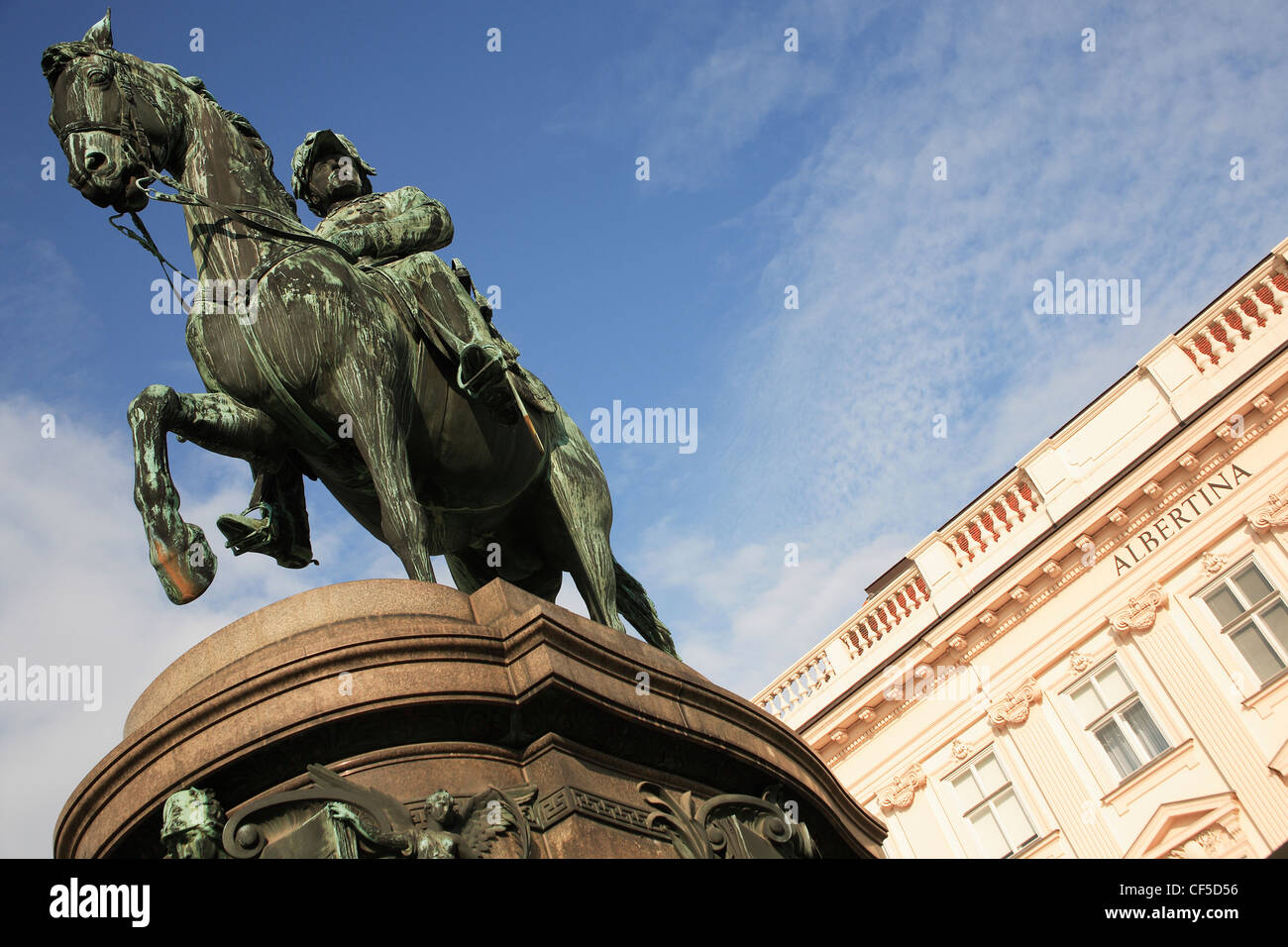 Österreich, Wien, Blick auf die Statue des Erzherzogs Albert mit Albertina Museum Stockfoto