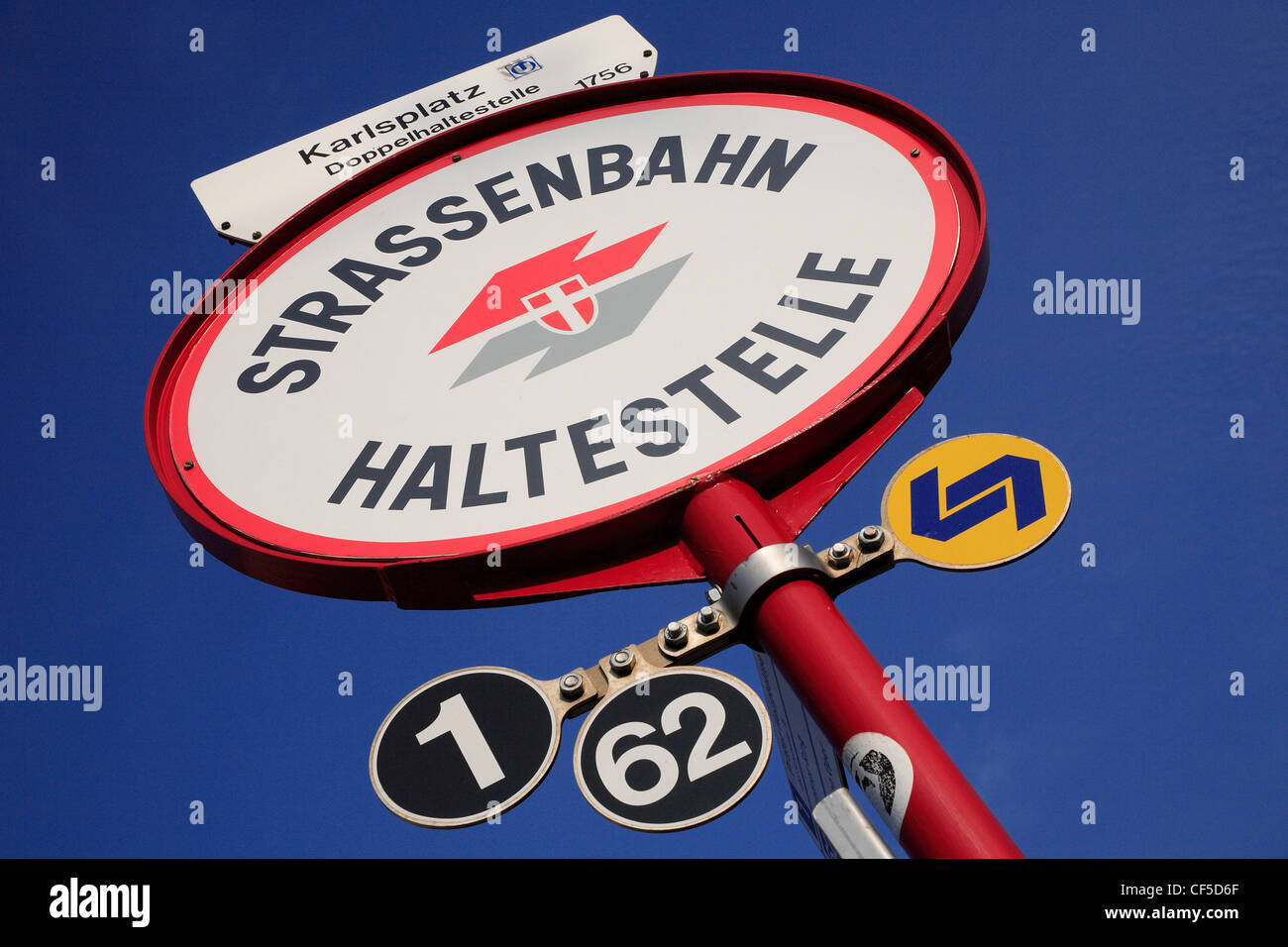 Österreich, Wien, niedrigen Winkel Blick auf Tram Stop-Schild Stockfoto