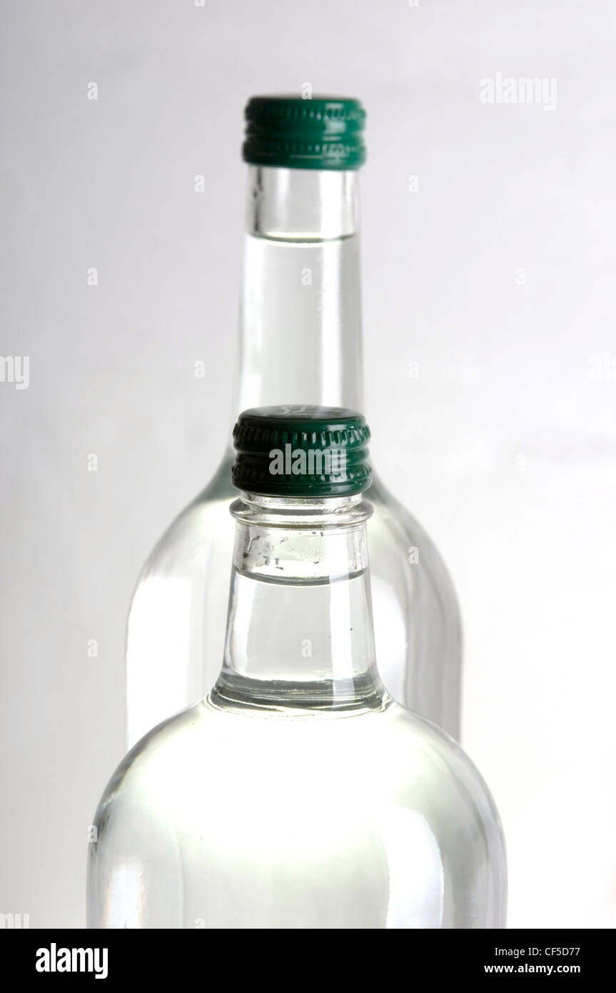Stillleben-Schuss von zwei Klarglas Flaschen Wasser Stockfoto