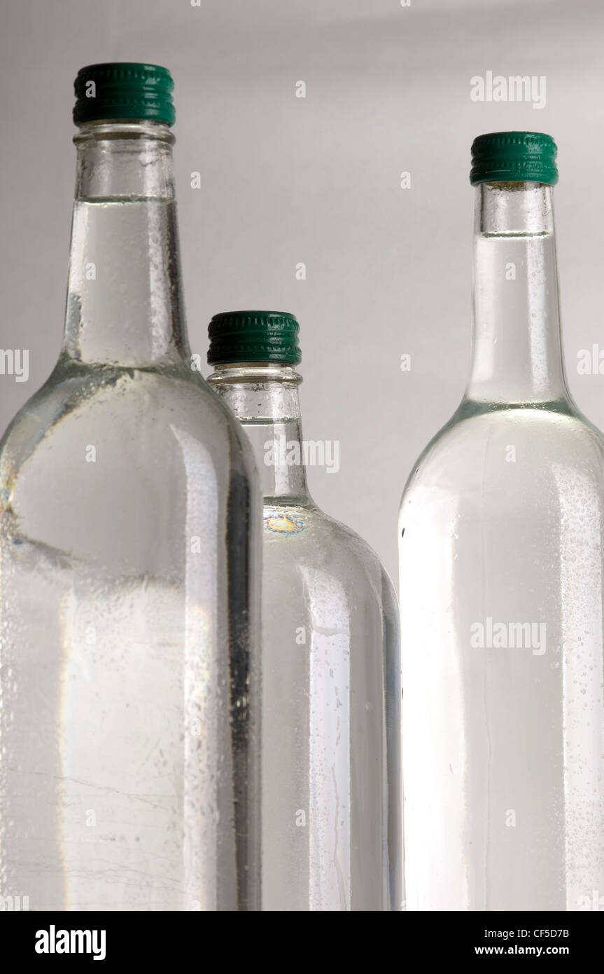 Stillleben-Schuss drei Klarglas Flaschen Wasser Stockfoto