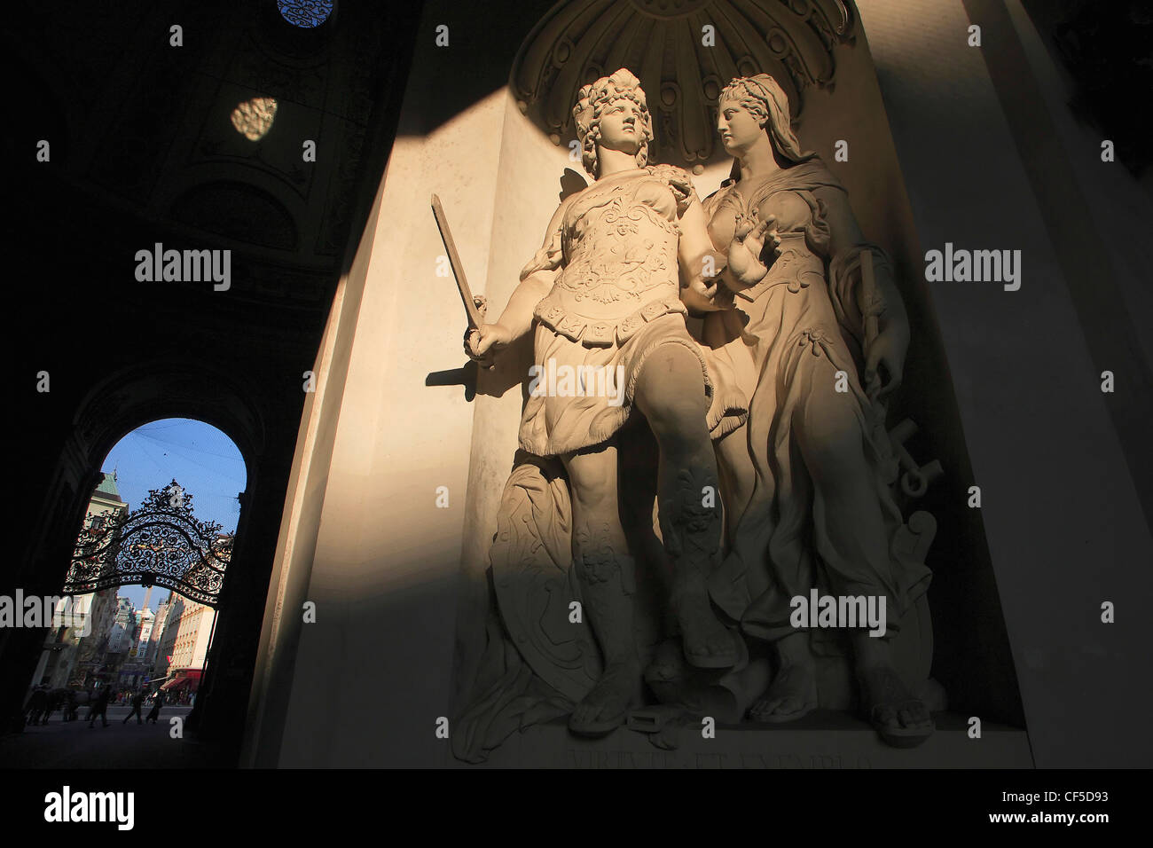 Österreich, Wien, Blick auf Statuen im Innenhof der Hofburg Stockfoto