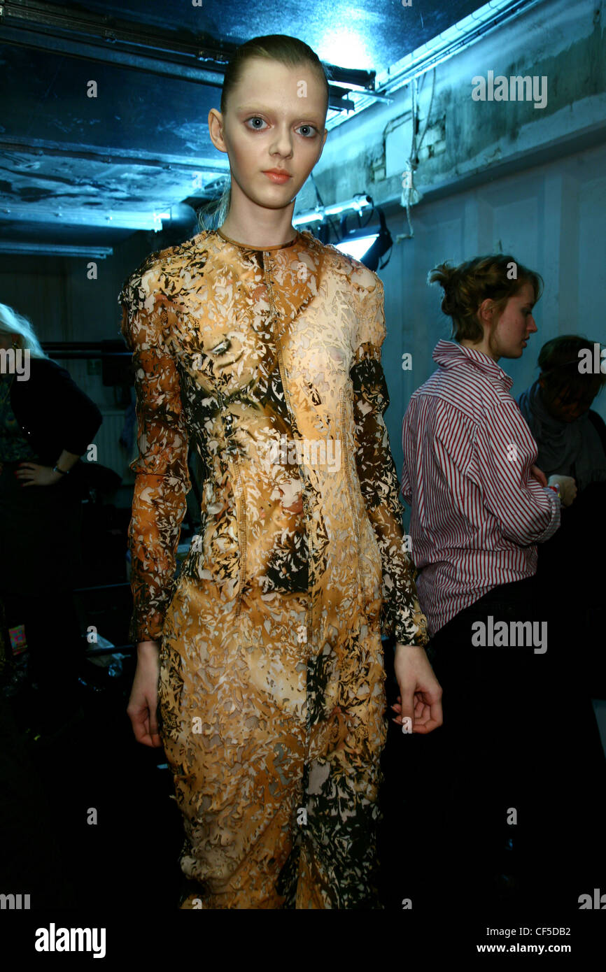 Marios Schwab hinter den Kulissen London bereit zu tragen Herbst Winter 2008 09 weibliche Haare gebunden zurück, tragen lange Ärmeln zweifarbig braun Stockfoto