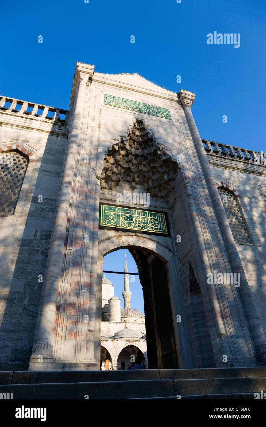 Türkei, Istanbul, Ansicht der blauen Moschee durch Ausgang Stockfoto