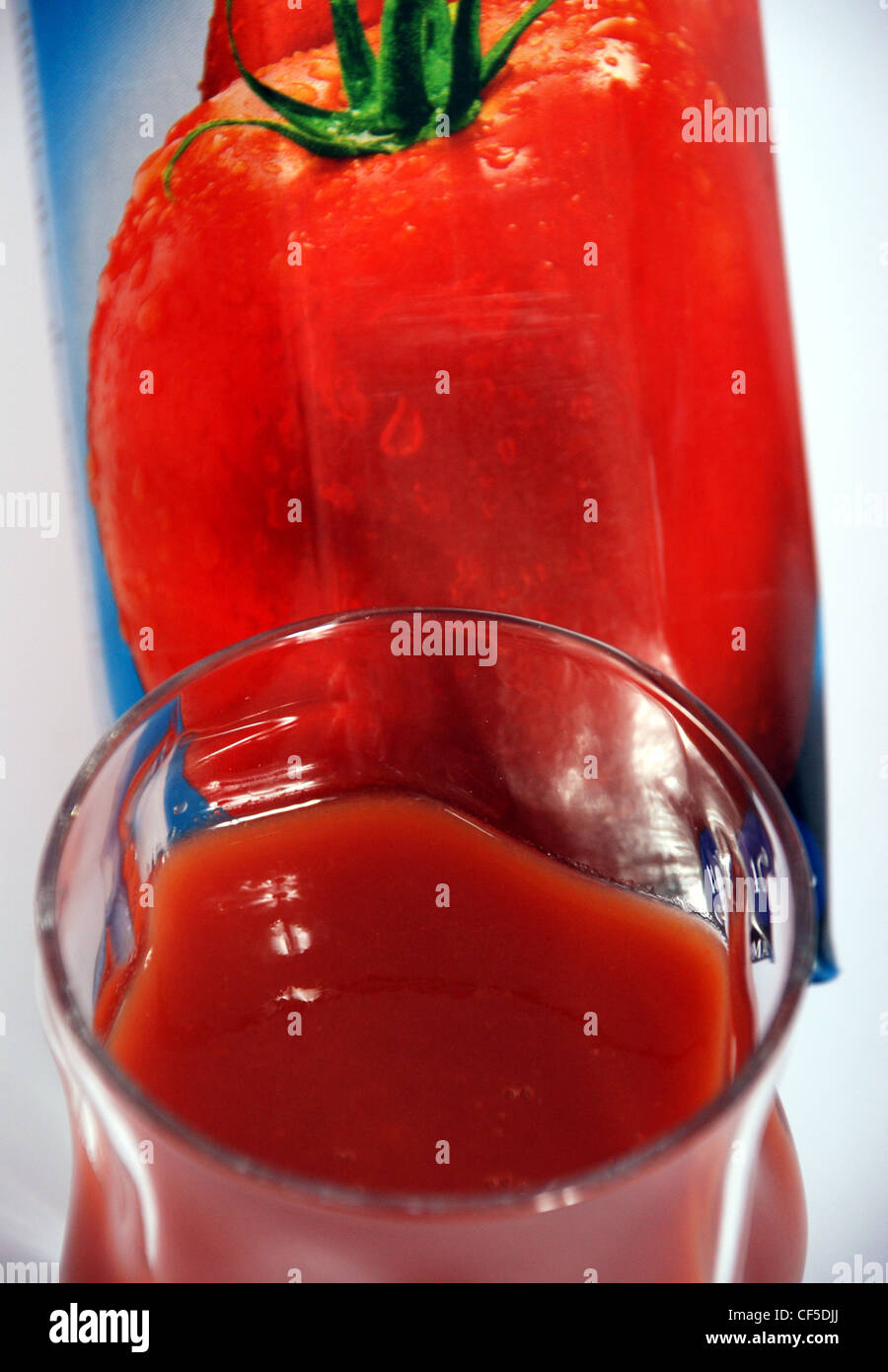 Frische Tomatensaft im Glas Stockfoto