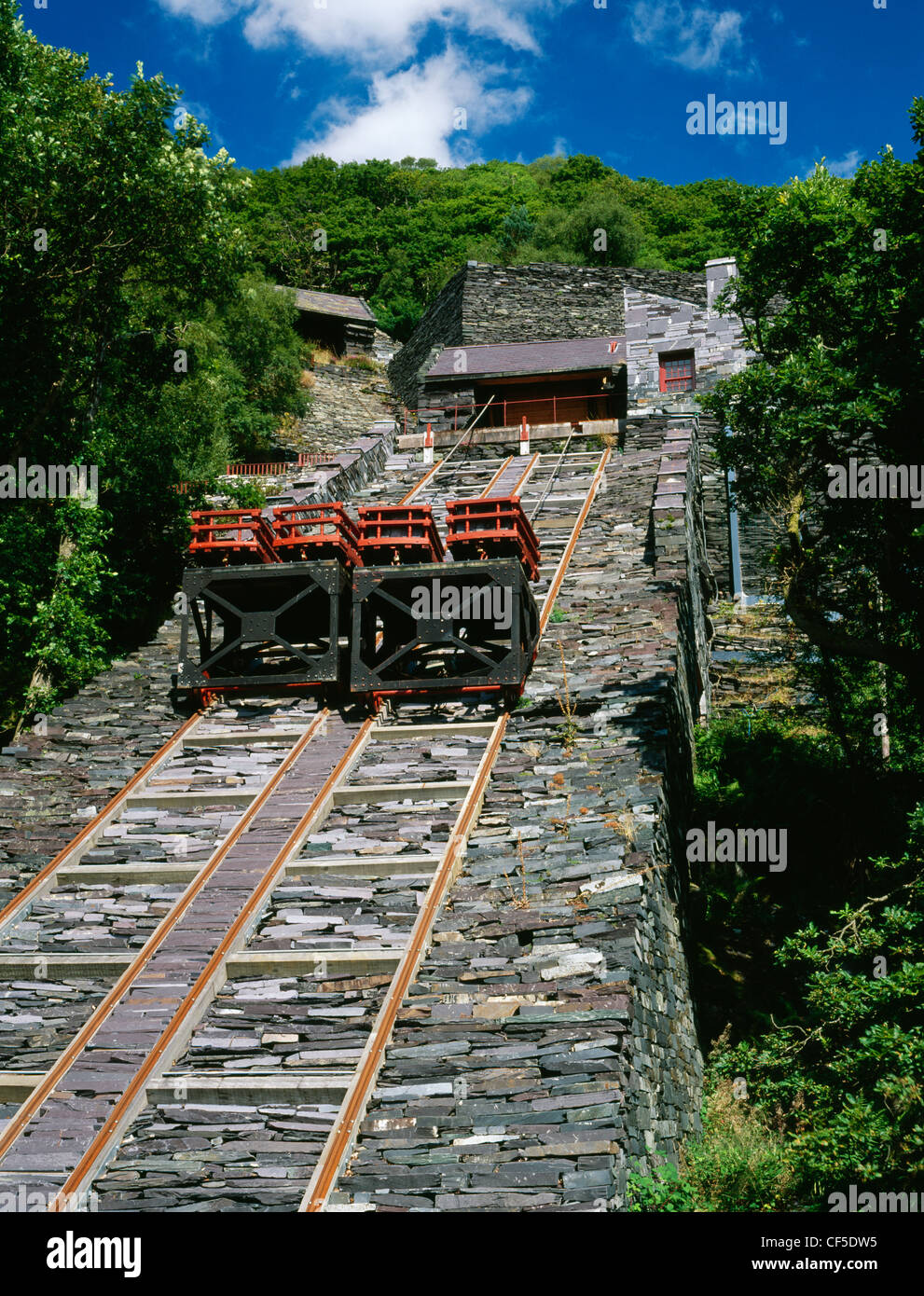 Schiefer Güterwagen, Schienen, Kabel und Walze Haus auf der restaurierten V2 Steigung von Vivian Quarry. Fertige Schiefer verlegt auf inkl. Stockfoto