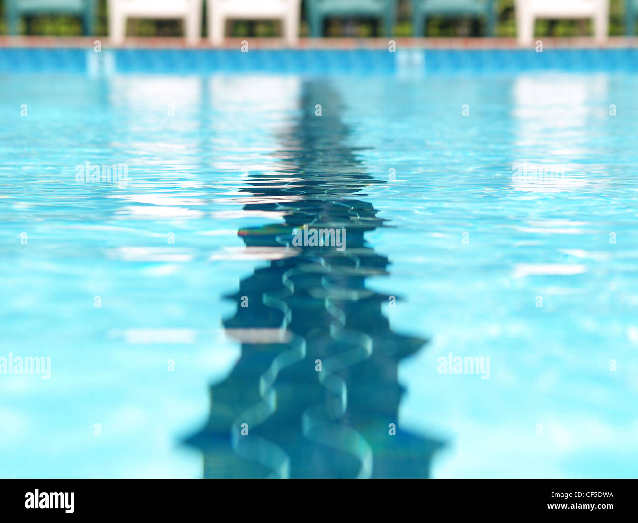 Nahaufnahme der Verzerrungen ein Schwimmen Lane Marker in einem Pool Stockfoto