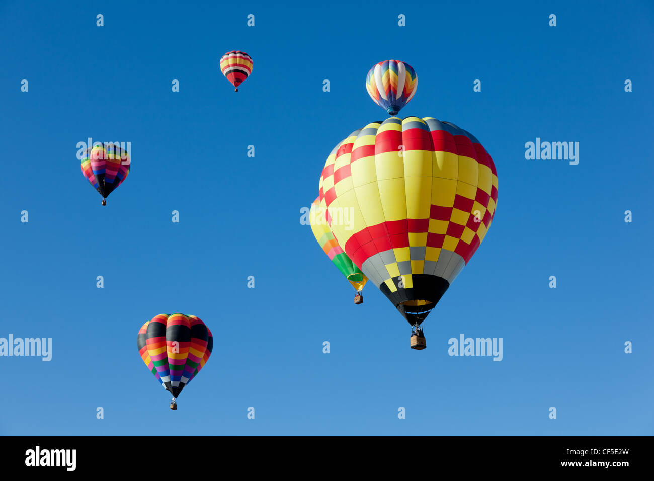 Bunte Heißluftballons mit einem blauen Himmelshintergrund Stockfoto