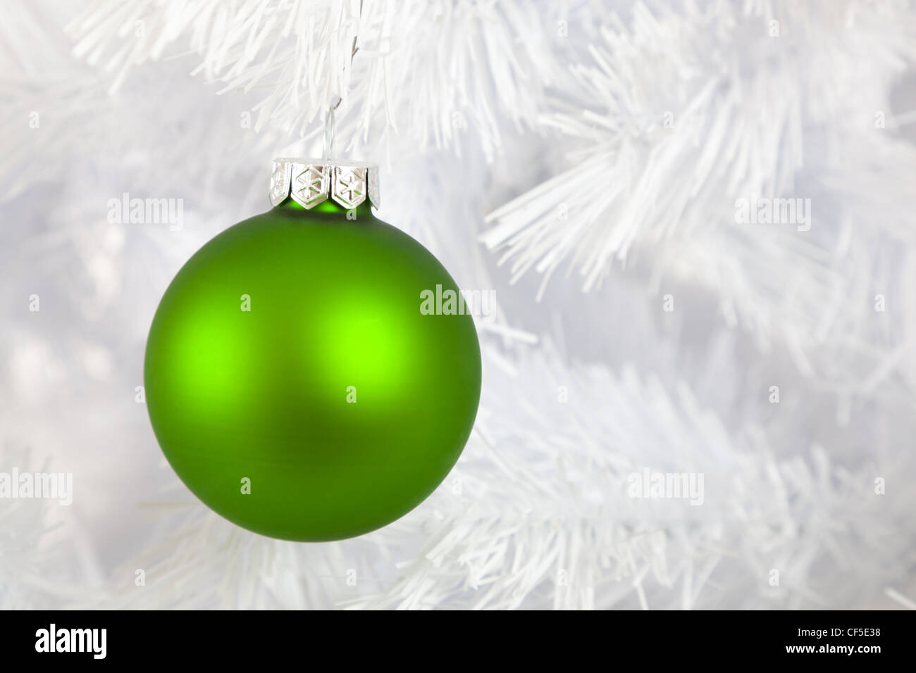 Grün-Weihnachtskugel, Ball oder Ornament auf einem weißen Weihnachtsbaum Stockfoto