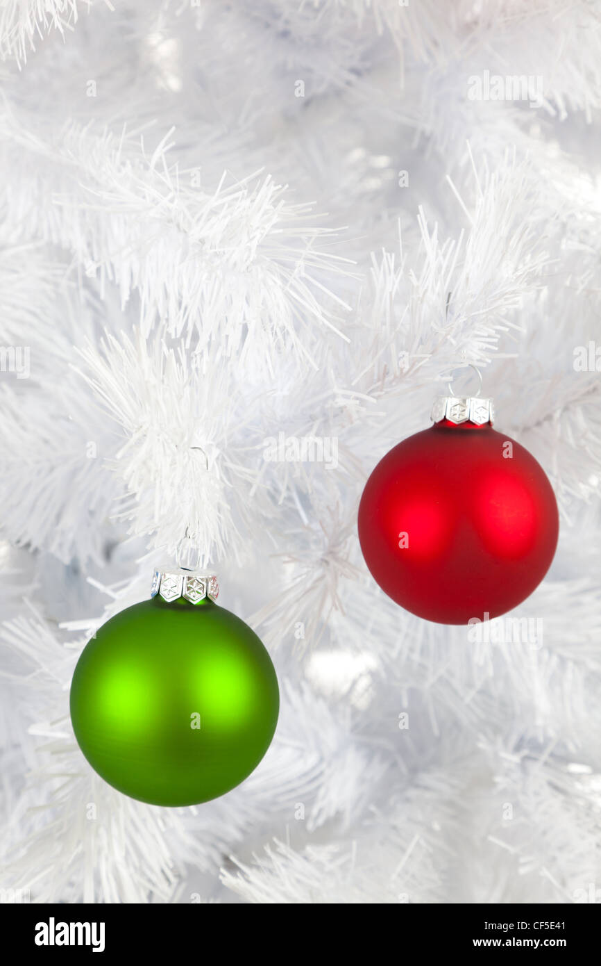 Bunte Weihnachtskugeln, Kugeln oder Ornamente auf einem weißen Weihnachtsbaum Stockfoto