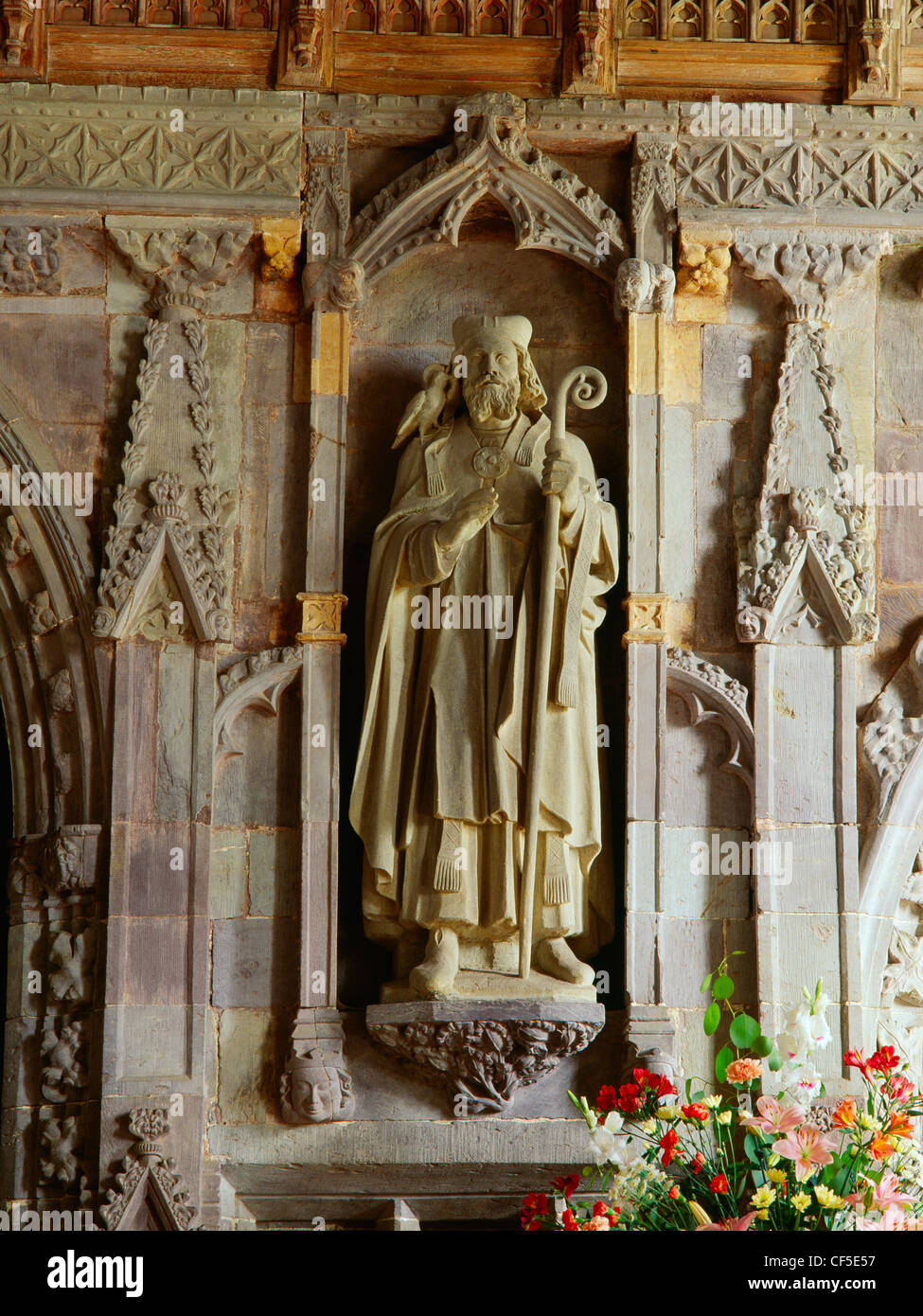 Eine moderne Statue von St. David (Dewi Sant), Schutzpatron von Wales, gelegt in das 14. Jahrhundert Lettner zwischen Mittelschiff und choi Stockfoto