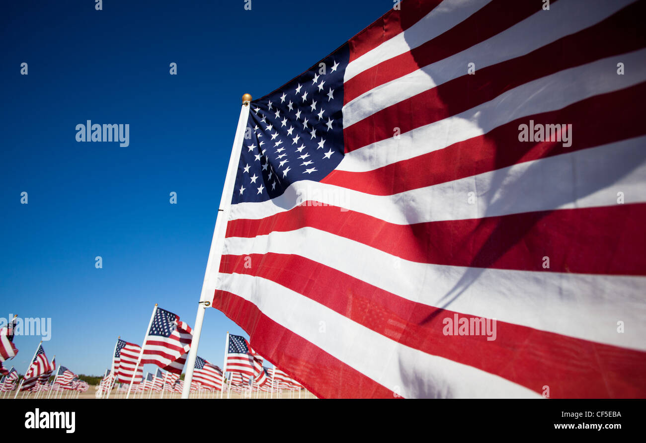 Amerikanische Flagge hissen zum Gedenken an Nationalfeiertag Stockfoto