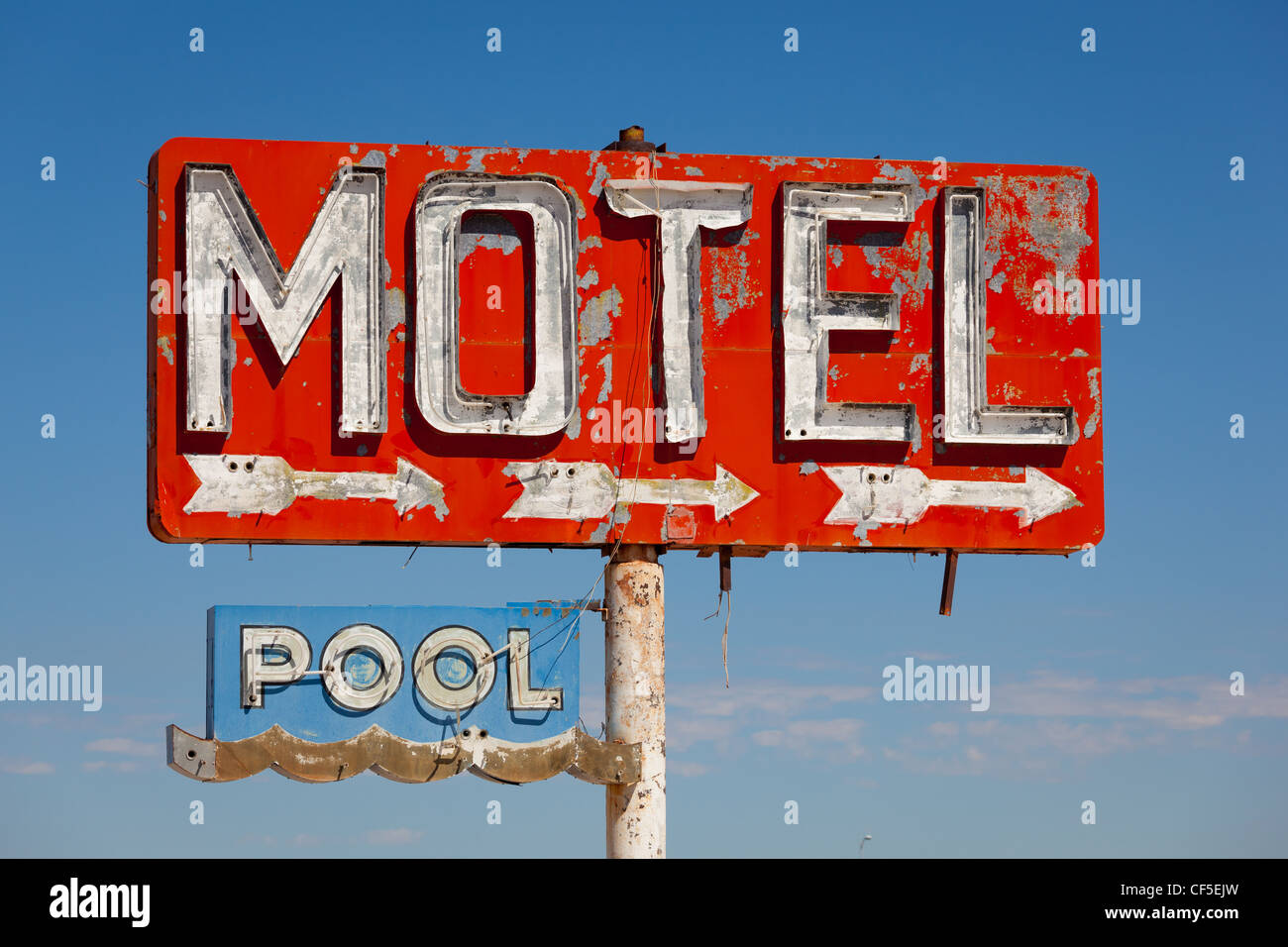 Rot, Vintage, Neon Motel unterzeichnen am blauen Himmel Stockfoto