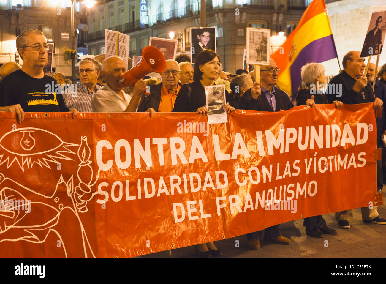Demonstration Plaza del Sol Madrid. Solidarität mit den Opfern des Franquismus. Stockfoto
