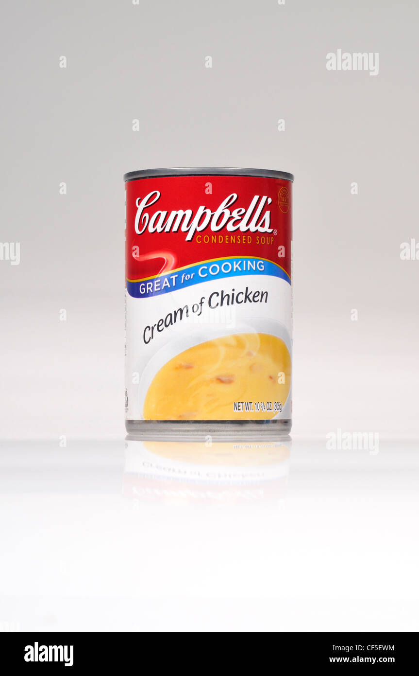 Ungeöffnete Dose Campbells Creme der Hühnersuppe auf weißem Hintergrund ausschneiden USA. Stockfoto