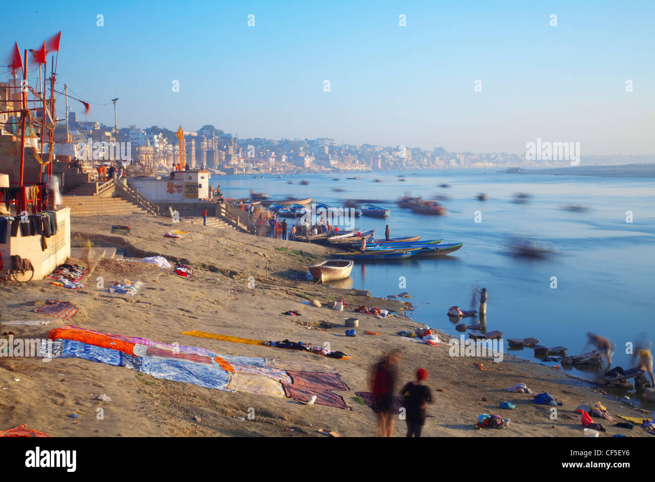 Ghats von Varanasi bei Sonnenaufgang, Indien Stockfoto