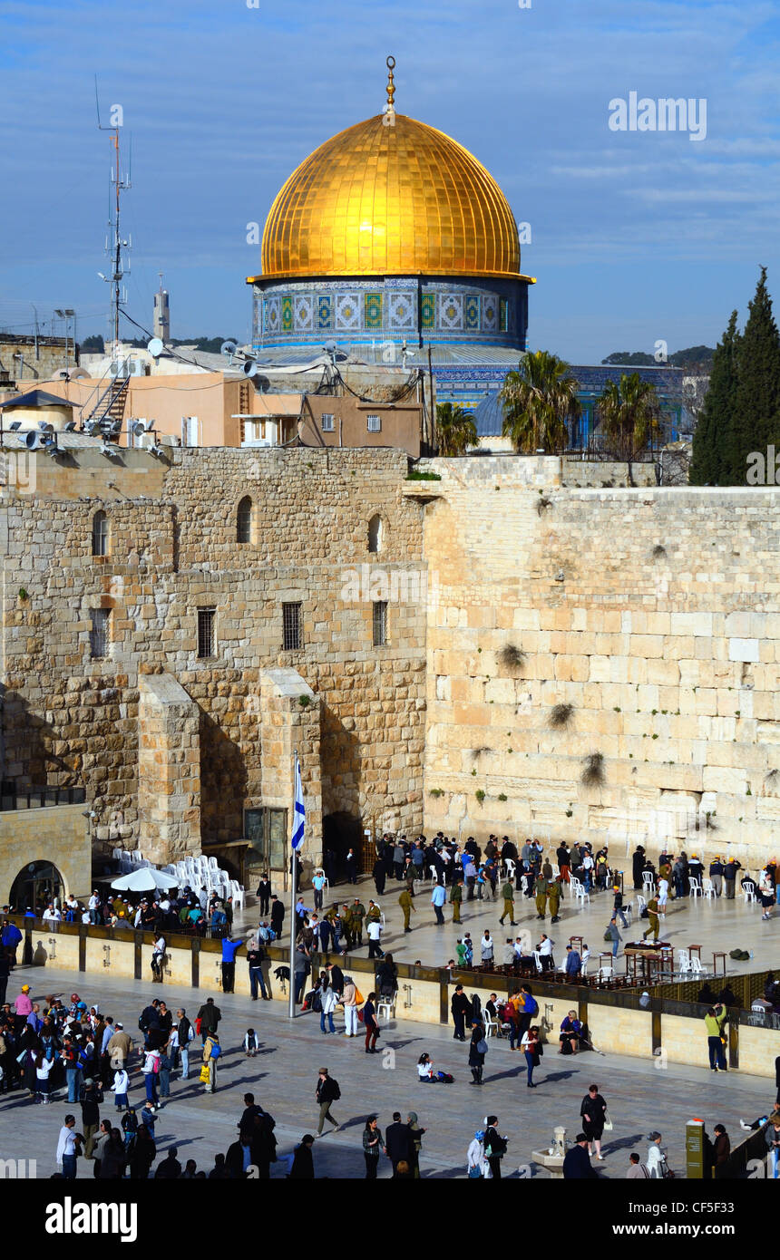Die Kuppel des Gesteins und der Klagemauer, eine berühmte islamische und jüdische heilige Stätte in Jerusalem, Israel. Stockfoto