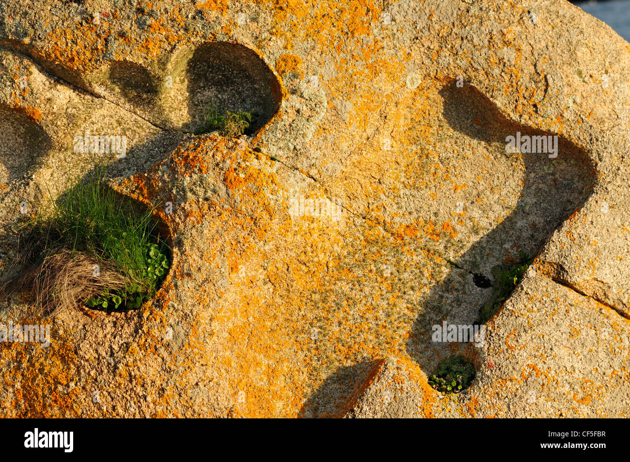 Granit-Steinen geschnitzt am Meer. Galicien, Spanien. Stockfoto
