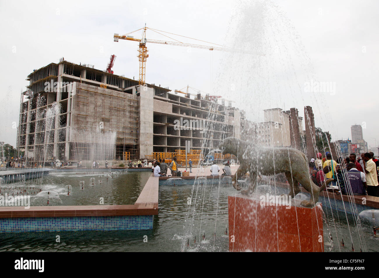 Bau von Wohnungen und Bürogebäuden rund um den Place De La Gare, La Ville, Kinshasa, demokratische Republik Kongo. Stockfoto