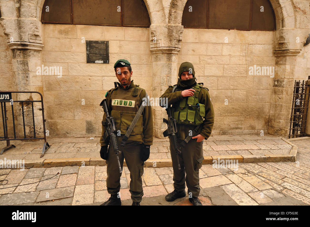 Mitglieder der israelischen Grenzpolizei in der Altstadt von Jerusalem, Israel. Stockfoto