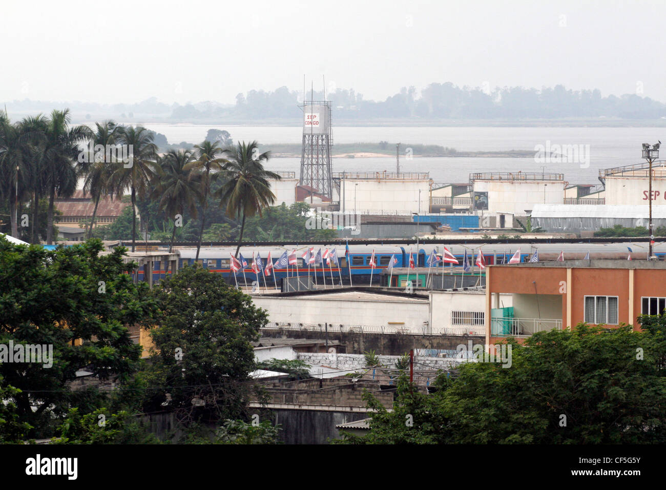 Auf der Suche quer durch die Stadt an den Fluss Kongo. La Ville, Kinshasa, demokratische Republik Kongo. Stockfoto