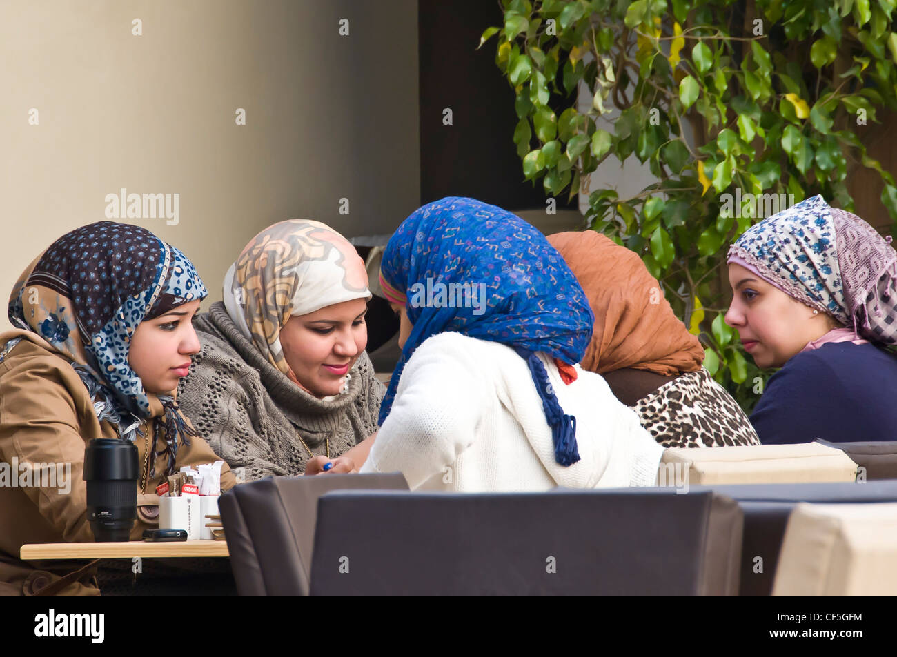 Junge ägyptische Frauen versammelten sich in einem Café Cairo Stockfoto