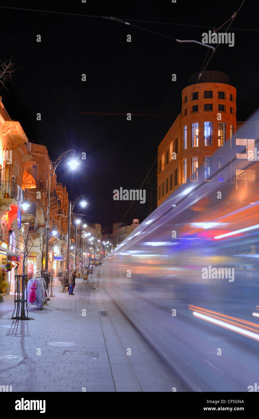 Eine Stadtbahn Straßenbahn übergibt Jaffa Straße in Jerusalem, Israel Stockfoto