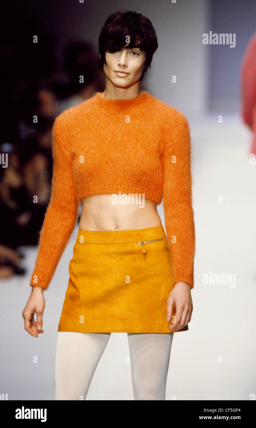 Gucci Mailand bereit zu tragen Herbst Wintermodell trägt einen verkürzten orange Jumper, orange Minirock und weiße Strumpfhosen Stockfoto