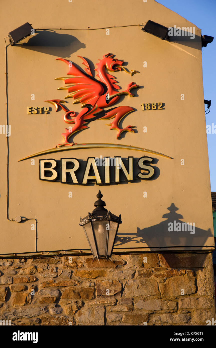 Logo der Gehirne Brauerei, den roten walisischen Drachen an der Wand einer Kneipe in Pembrokeshire, Wales Stockfoto