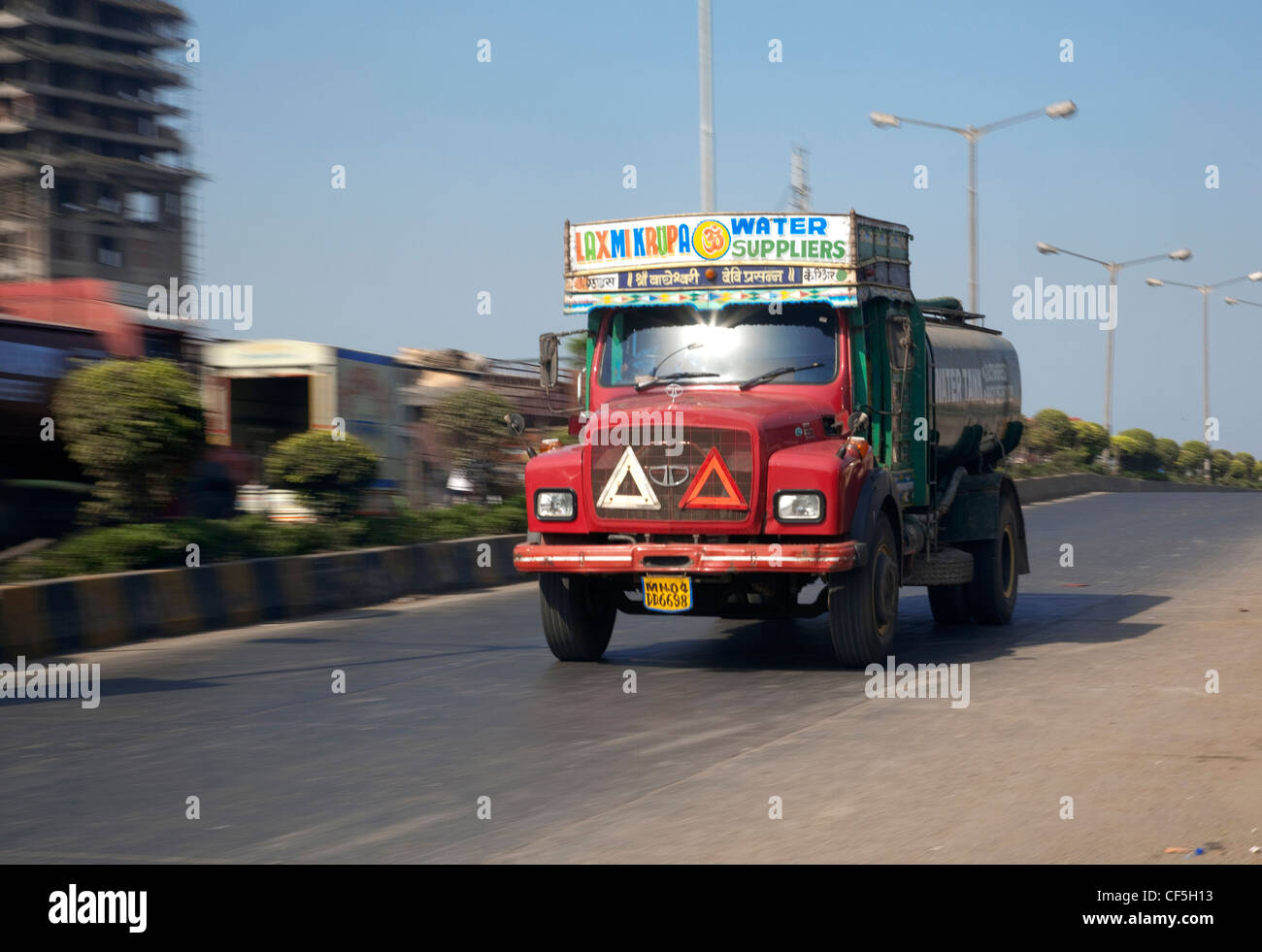 Tata LKW durch Stadt von Mumbai, Indien Stockfoto